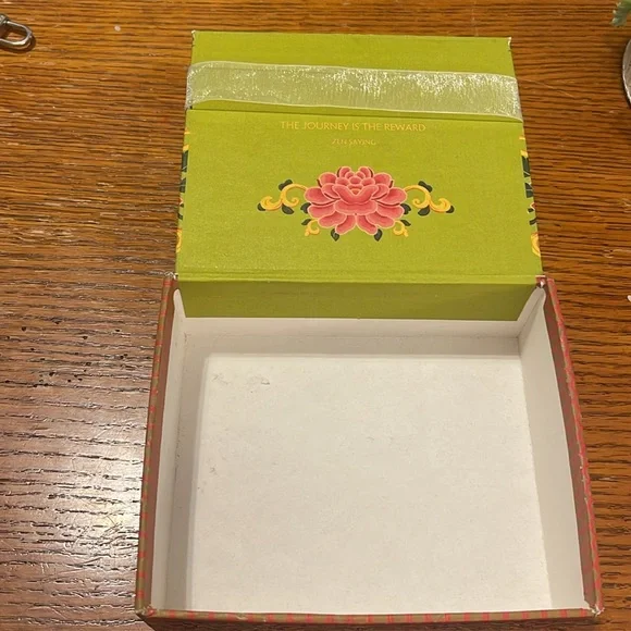 Vintage Soap Box 🌺 - Picture 2 of 3